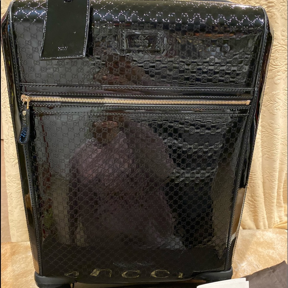 Beautiful and shiny Black Gucci carry on...